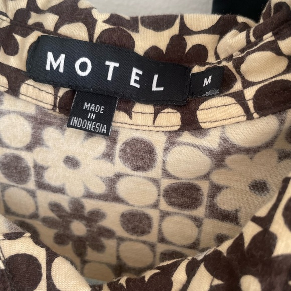 MOTEL: Ryals Crop Top in Patchwork Daisy Brown - Picture 6 of 8